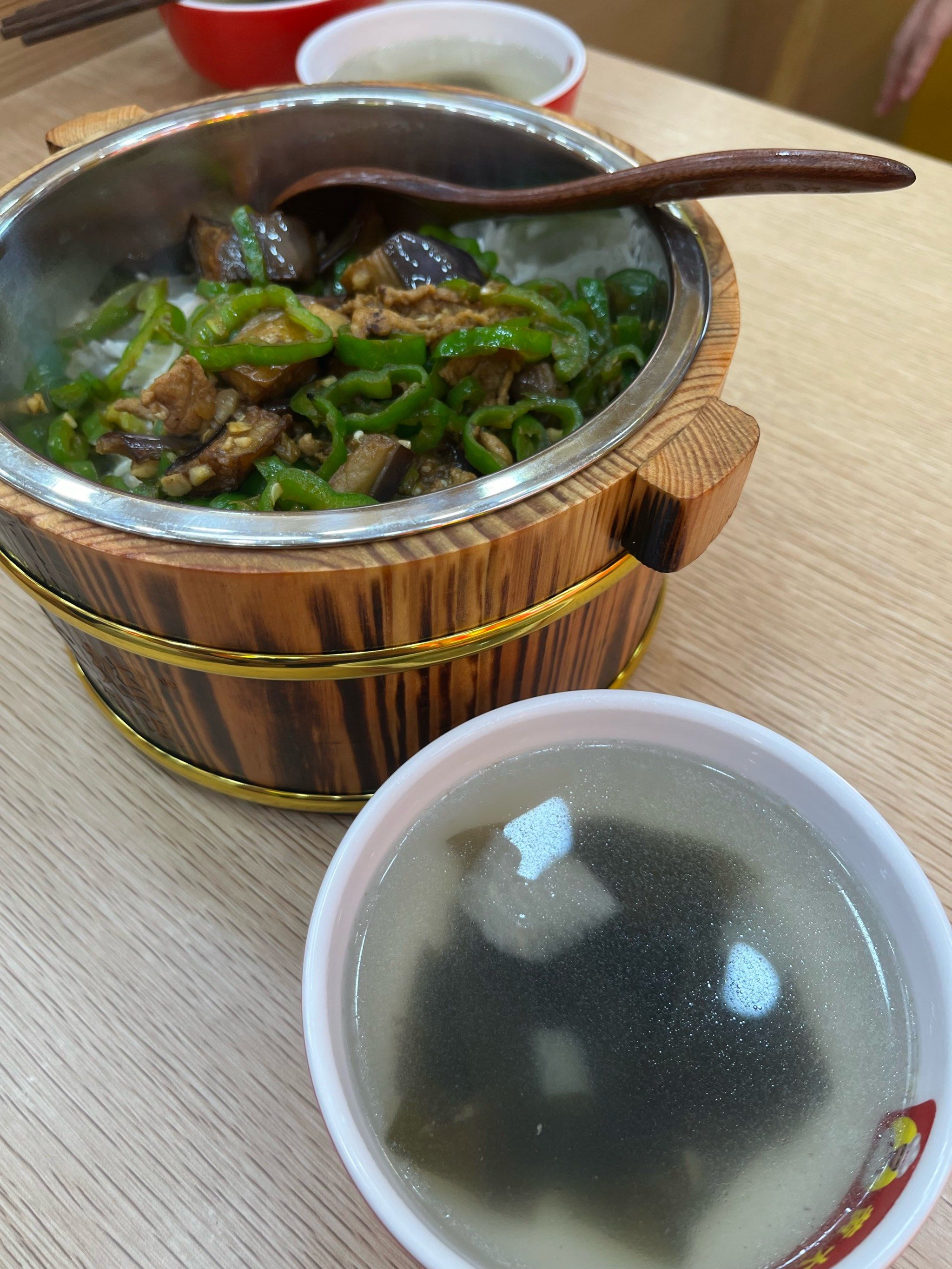 好吃 #0元玩转这座城#打工人的打工餐 #中式快餐 #黄大妈超级木桶