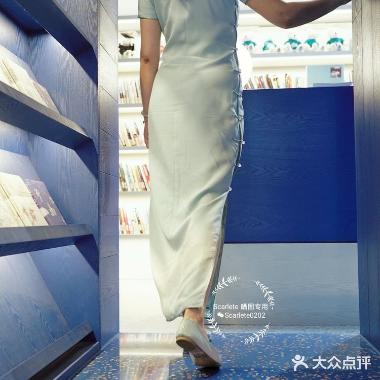 魔都旗袍探店-绿瓦体育书店