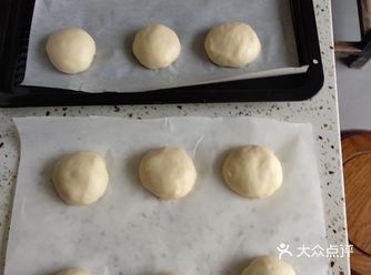 口味尚佳就算是成功了。今天这个小餐包用的热狗配方