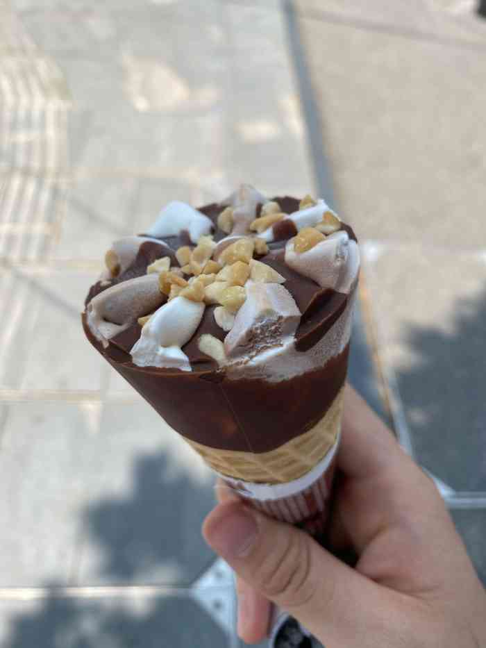 味的这个巧乐兹甜筒挺好吃,上面的巧克力入口即化,还有花生碎,蛋卷