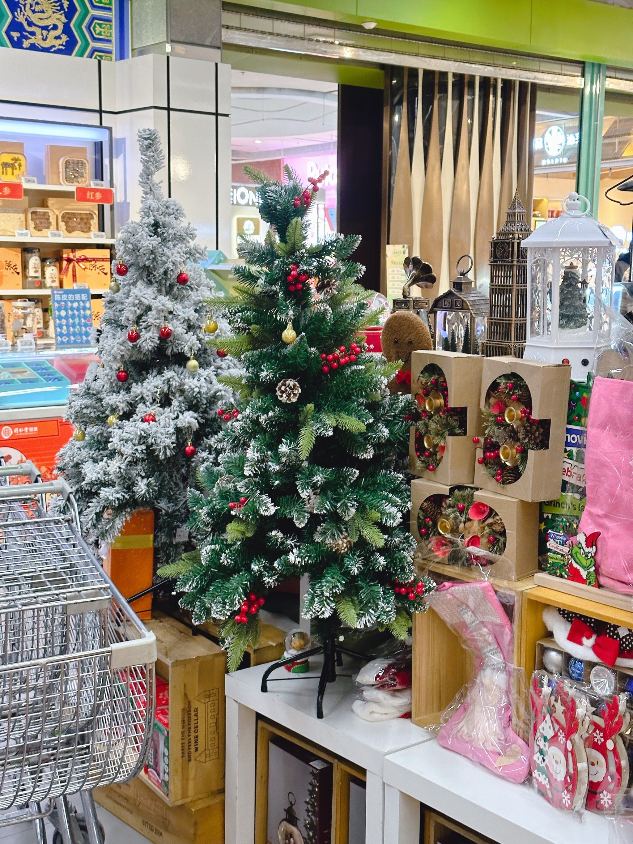 超市里的圣诞气氛也很浓了