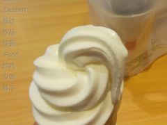 布丁圆筒-麦当劳(上海虹桥站30B检票口楼上)
