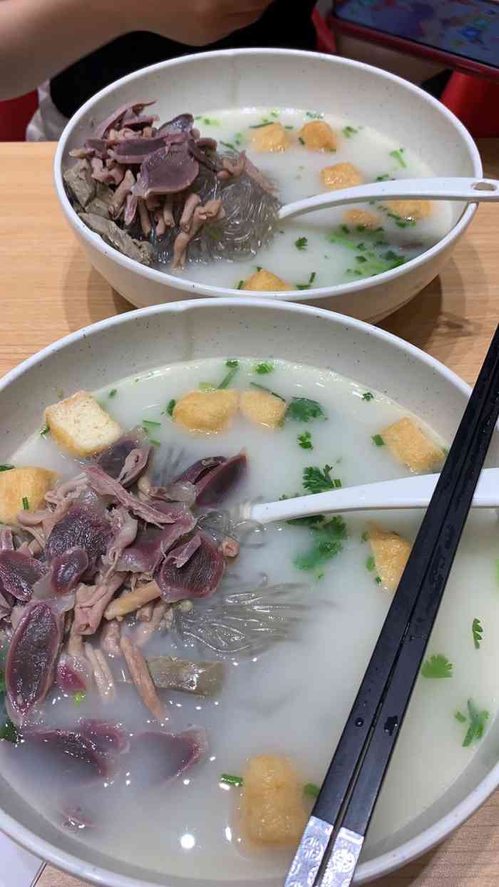 鸭得堡老鸭粉丝汤(南金鹰店)-"[薄荷]环境:汤太淡,没啥味道,估计忘.