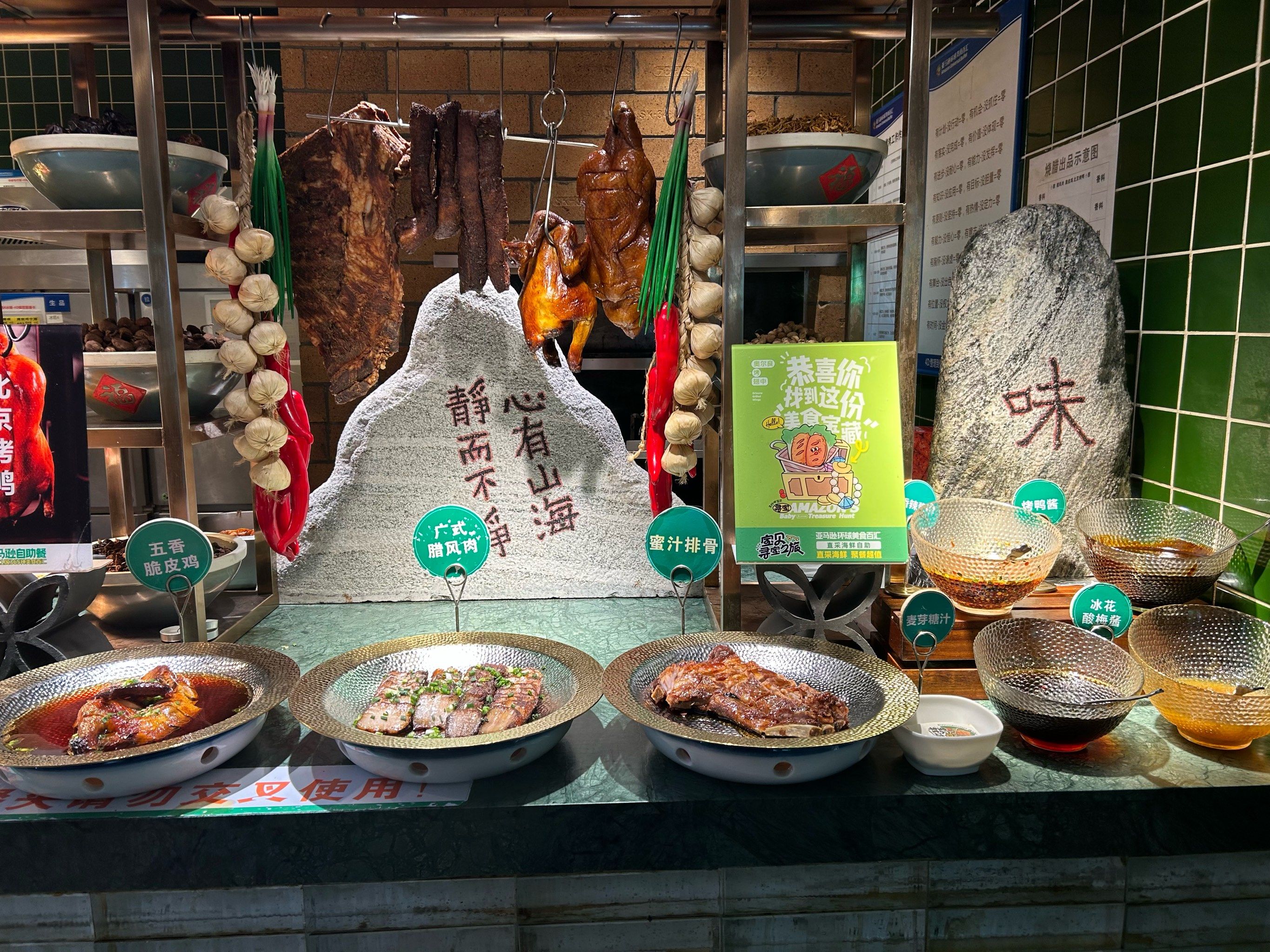 座位宽敞,环境还不
错,但一进门就闻