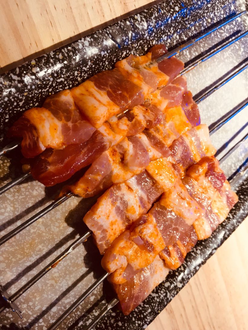 「澳洲雪花牛肉」牛肉果然上等,色泽红润,经过炭火烧烤,滋声出油～真