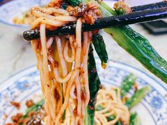特色炸酱面-渝之汇牛肉豌杂面