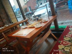 靠窗位-杨家崴子碳缸烧烤(东三马路店)