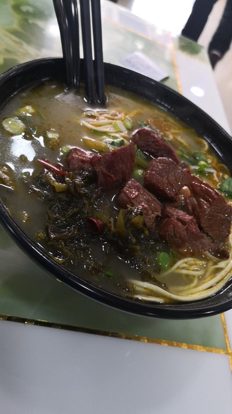 酸菜红烧牛肉面(康桥路店)-"总体上和兰州拉面的感觉差不多,就是把