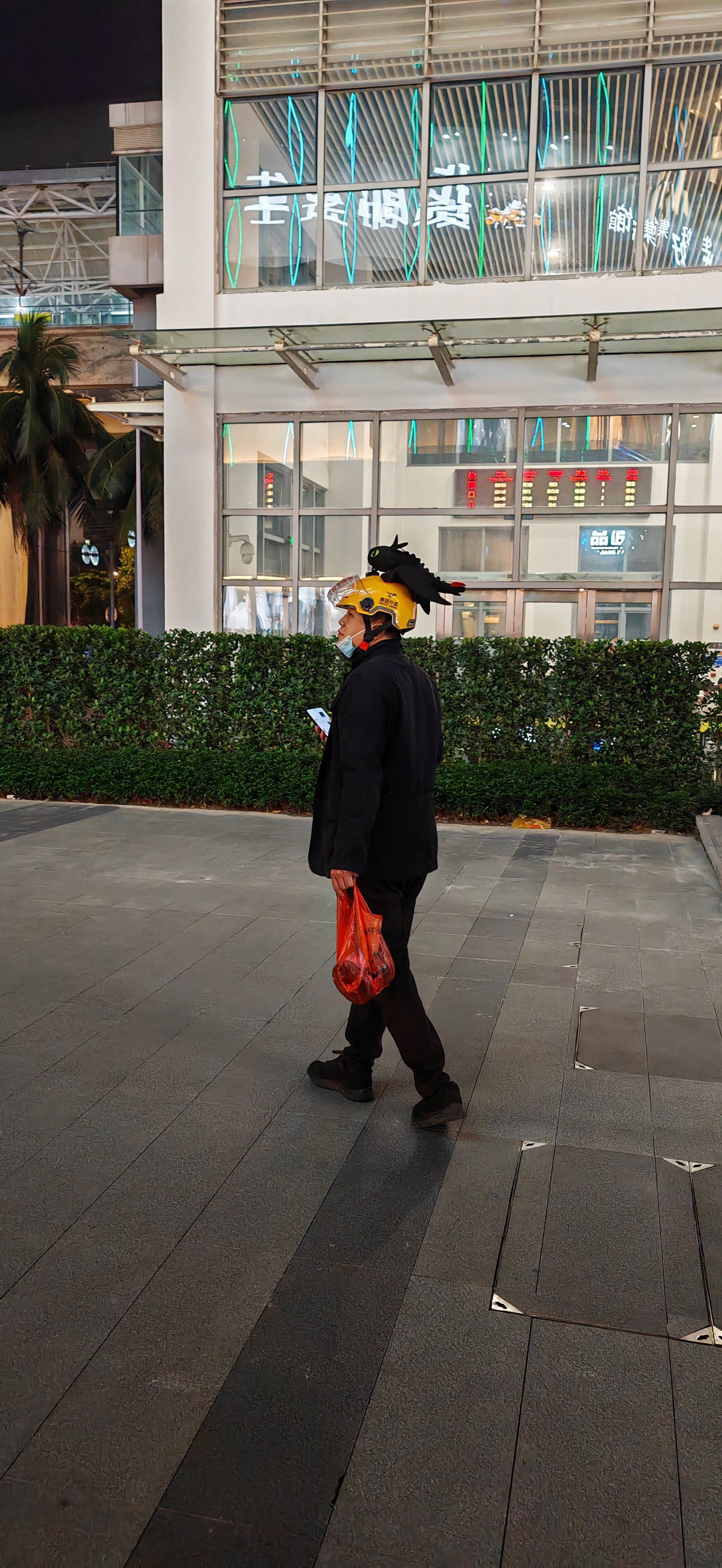 外卖小哥的帽饰越来越多种多样了