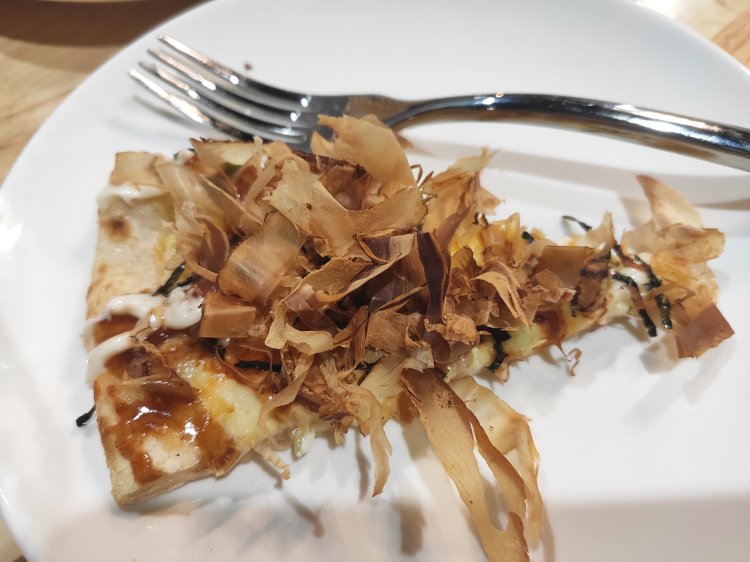 看起来就很好吃[调皮]章鱼烧和披萨的完美结合,上面的柴鱼片好像会动