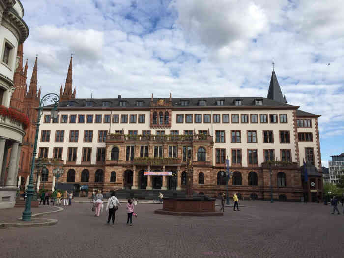 威斯巴登新市政厅-"黑森州的首府,威斯巴登,最有名的莫过于市.