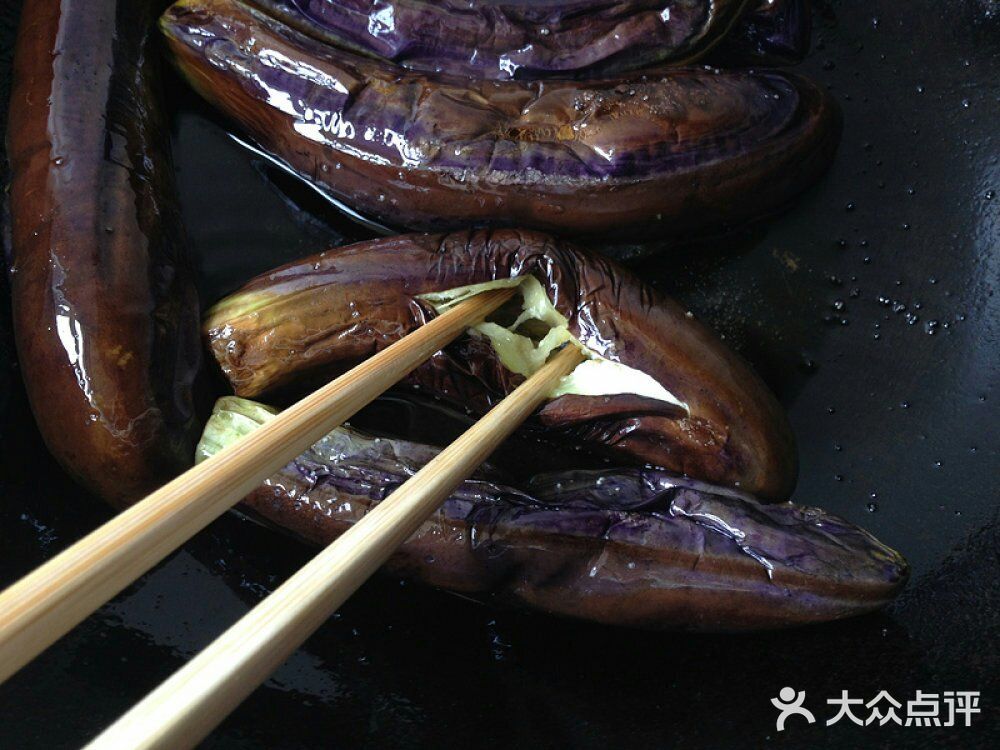 茄子去蒂洗净后用毛巾擦干水分