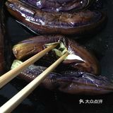 茄子去蒂洗净后用毛巾擦干水分