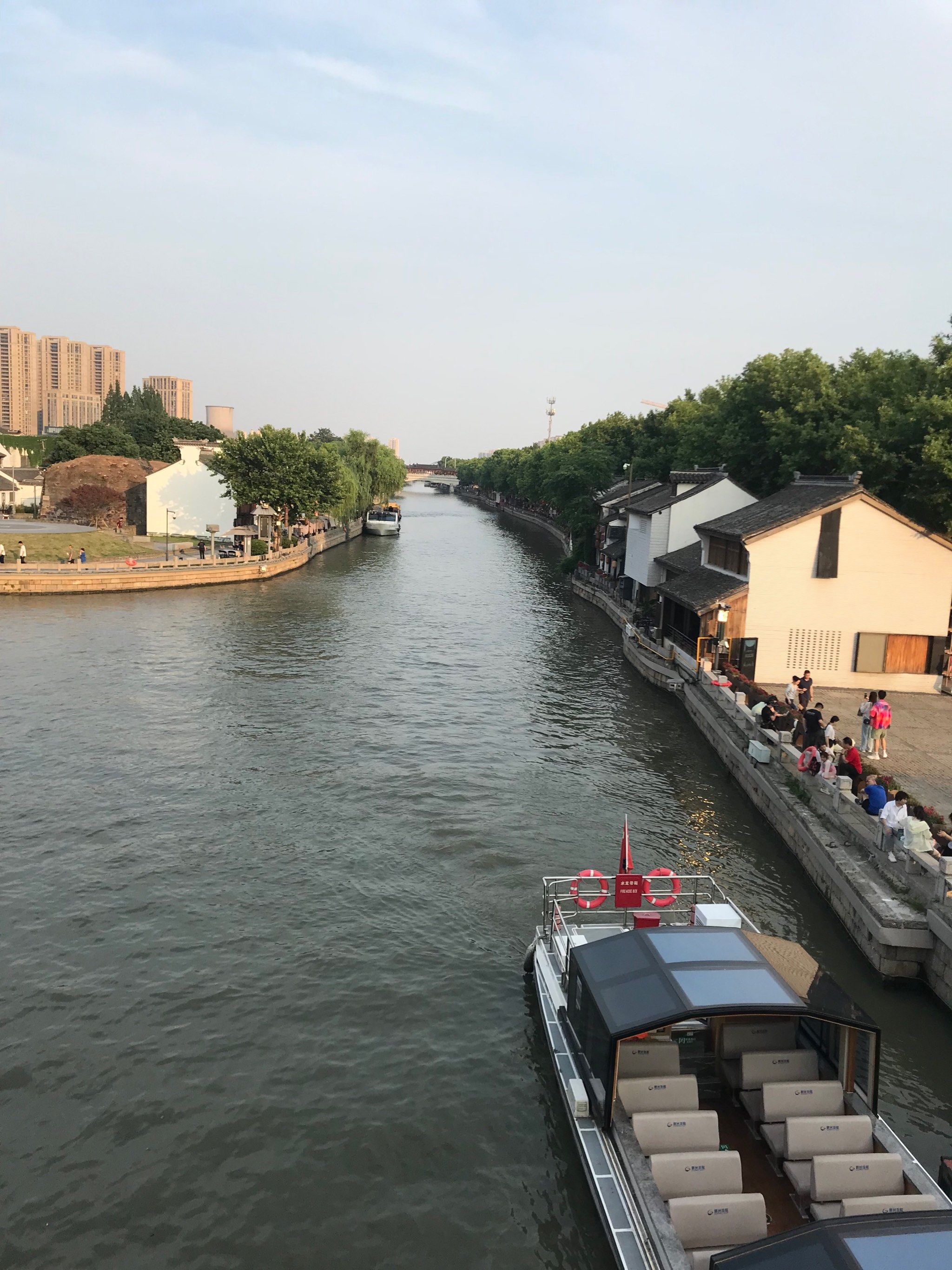 悠闲散步在古风走廊里