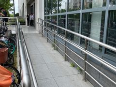 -秀沿路地铁站停车场