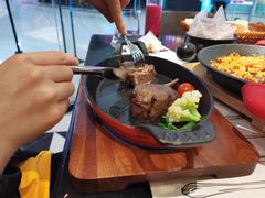 服务员帮忙切肉-西堤牛排(龙德广场店)