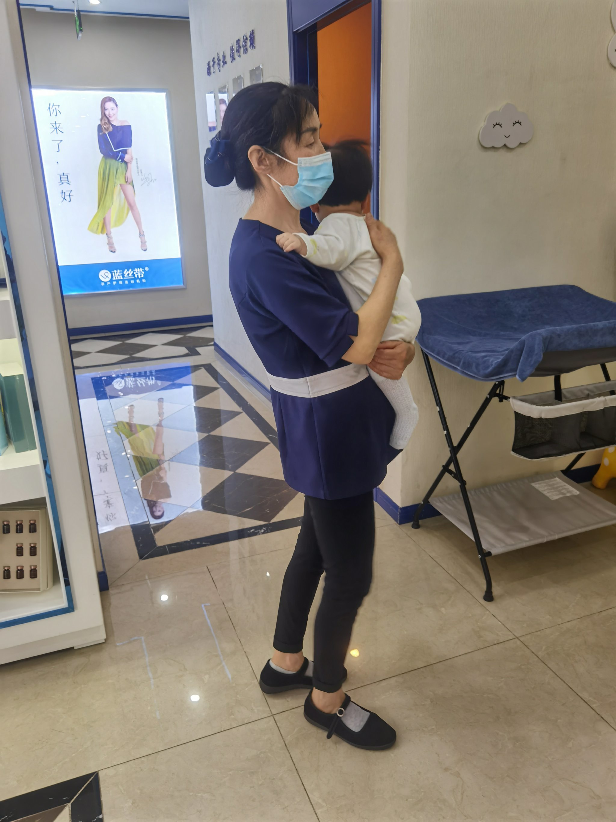 产后来蓝丝带