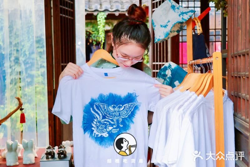 在荡口古镇景区内，都有民谣歌手随机地点驻唱