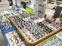 -美式眼镜·授权蔡司.依视路.尼康.豪雅.明月(人民广场店)