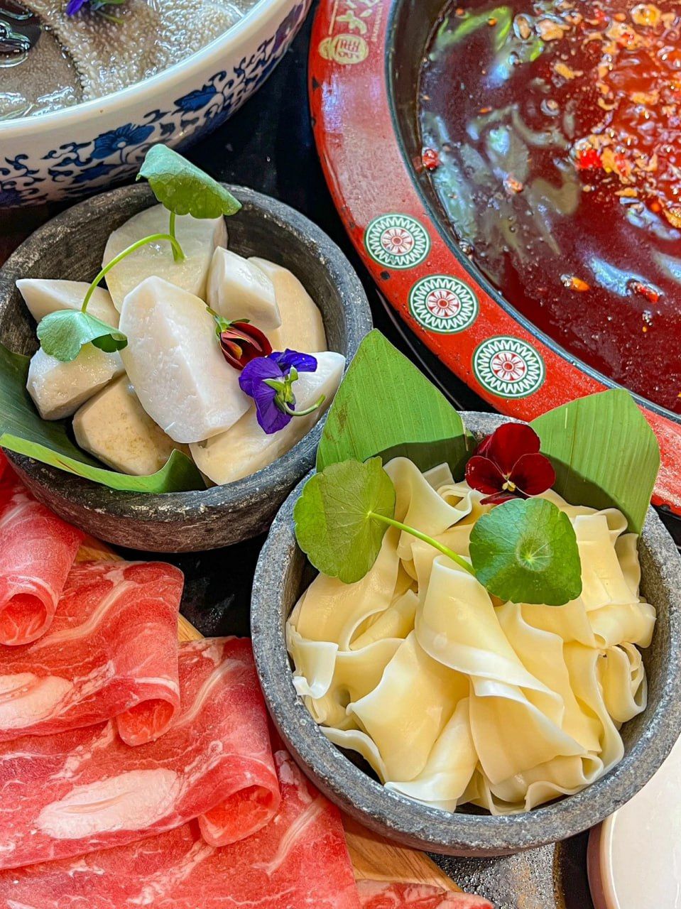 火锅 钵钵鸡 红油浸入了菜品里,菌肝,牛