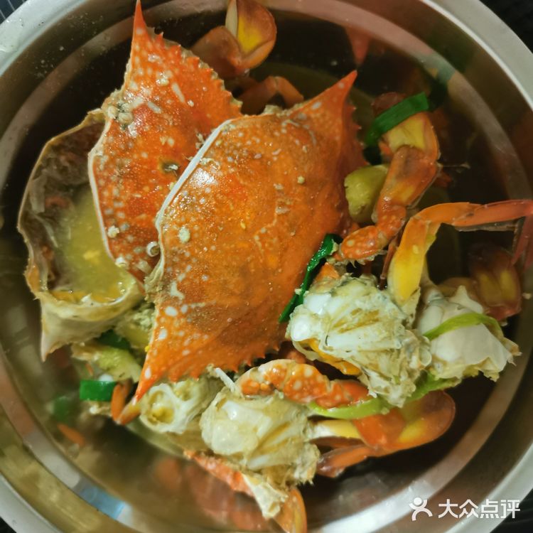 方便食用。开油锅，放姜片，连同蒜粒，葱白一起爆香