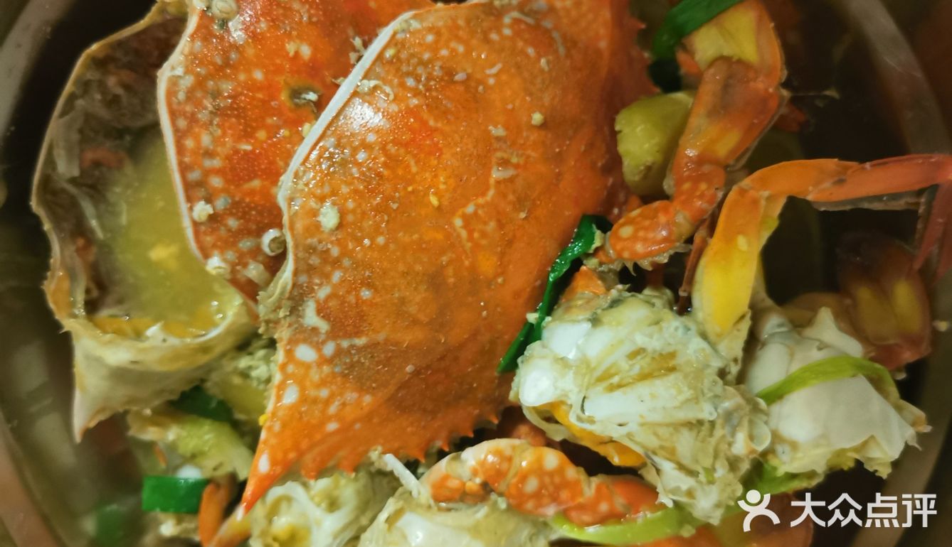 方便食用。开油锅，放姜片，连同蒜粒，葱白一起爆香