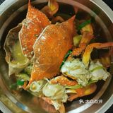 方便食用。开油锅，放姜片，连同蒜粒，葱白一起爆香