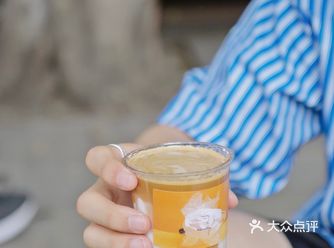 我在东升广场吃着炸鸡，喝着咖啡️