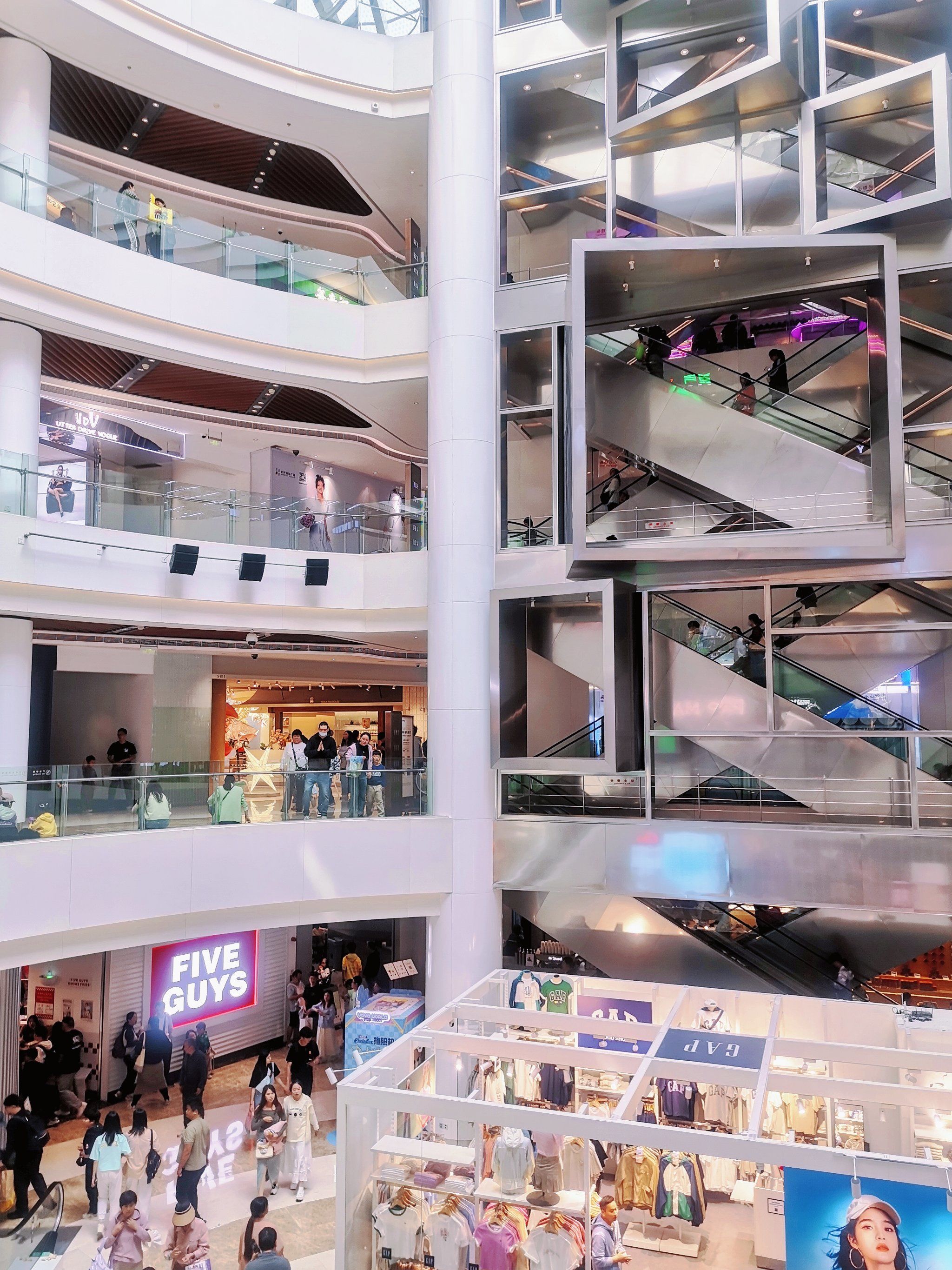 南京东路宏伊国际广场,啥情况.