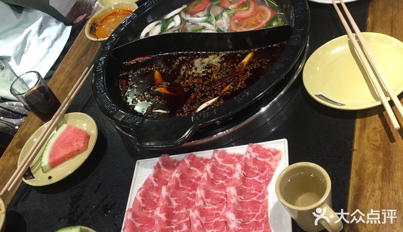 小吃货探店人气火锅店[调皮]唇辣号北苑店