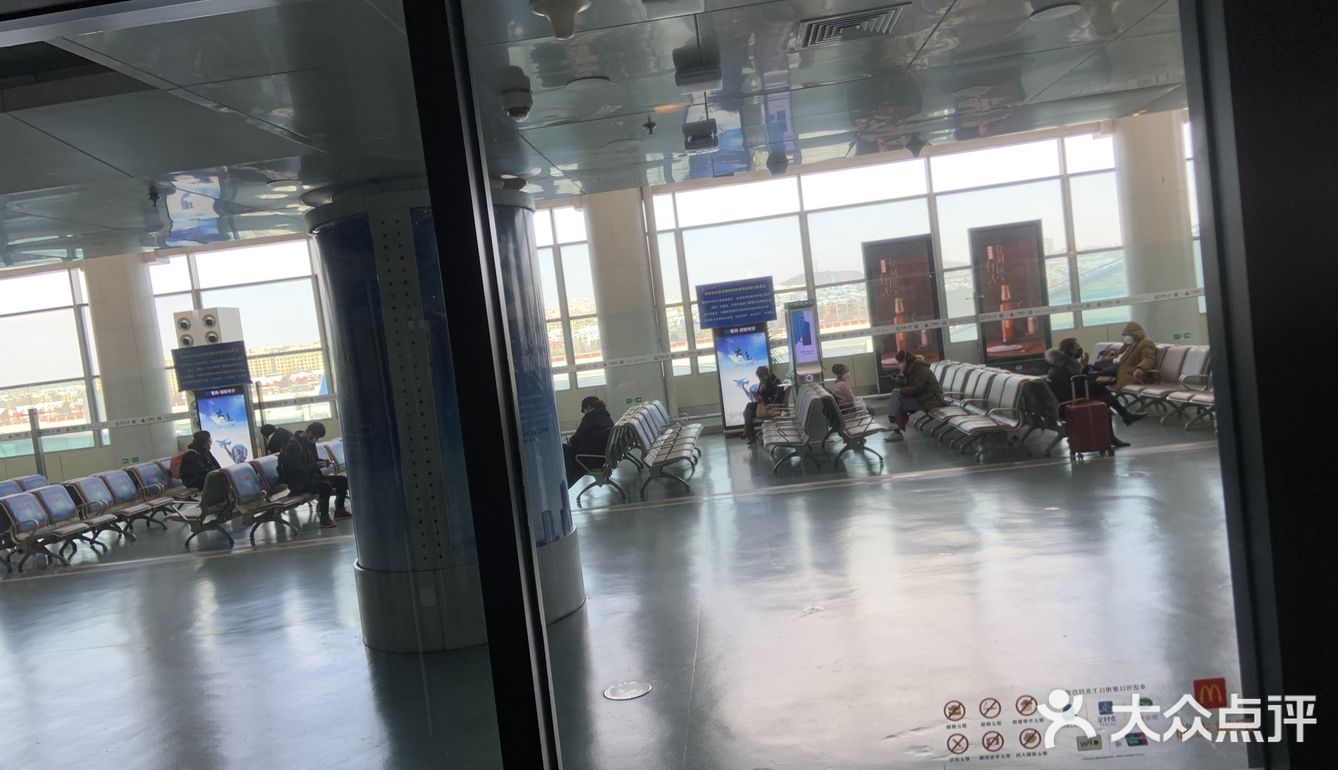 安全，大家都在候机大厅，一个人拿一袋好吃的