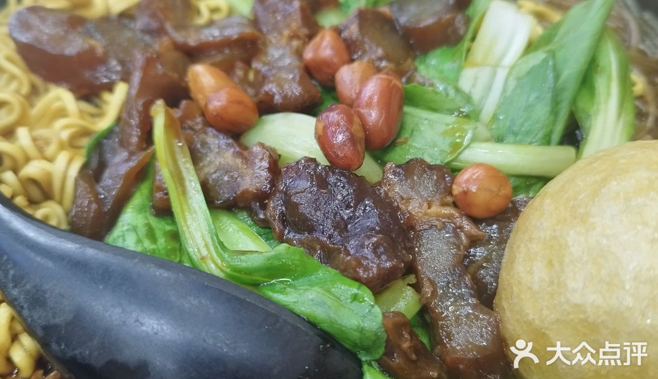 凤凰西街这家砂锅店猪蹄很好吃[呲牙]