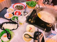 -鲜入围煮花胶鸡海鲜火锅