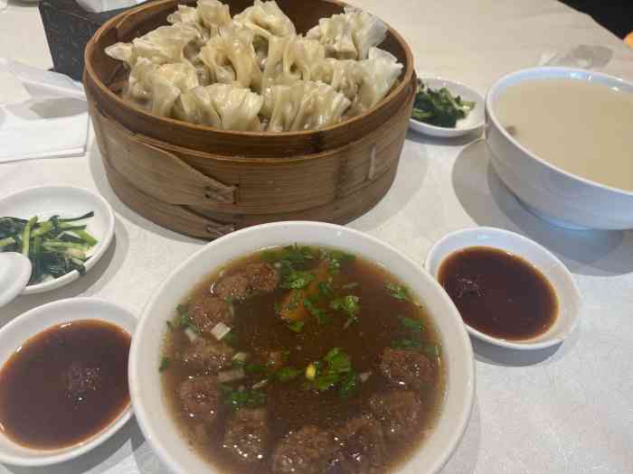 鸿宾楼烤鸭店(解放店)-"鸿宾楼烤鸭店旁边有个鸿宾楼饼屋,路过时总.