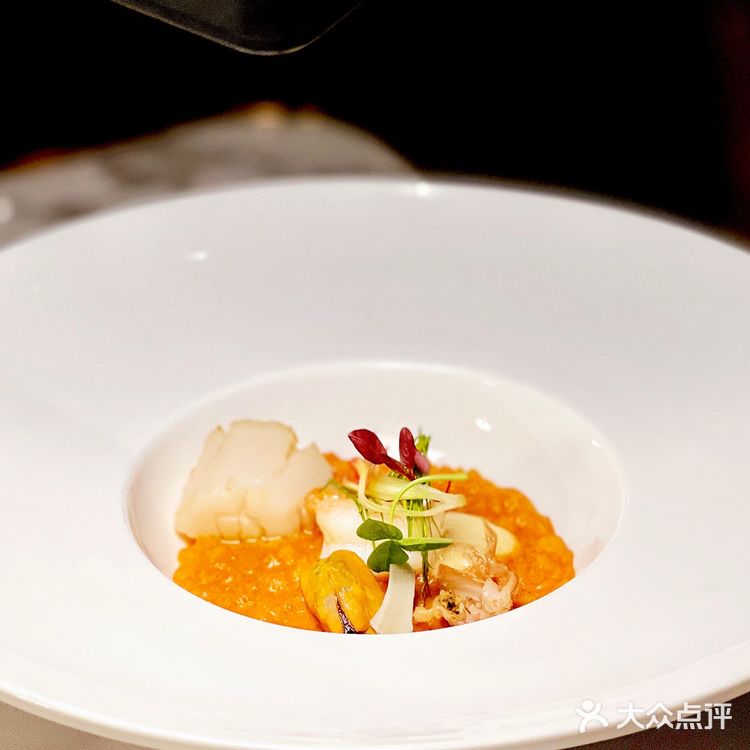 高甜预警｜情人节氛围拉满的烛光晚餐🌹餐厅一楼是玫瑰花花海～