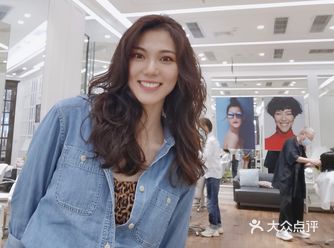 超级自然的烫发造型、 头发的质感十分重要，完美的烫发