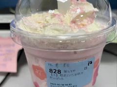 樱花白巧瑞纳冰-瑞幸咖啡(正中时代大厦店)
