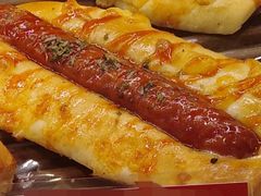 香辣酱汁鸡肉香肠面包-巴黎贝甜(红梅店)