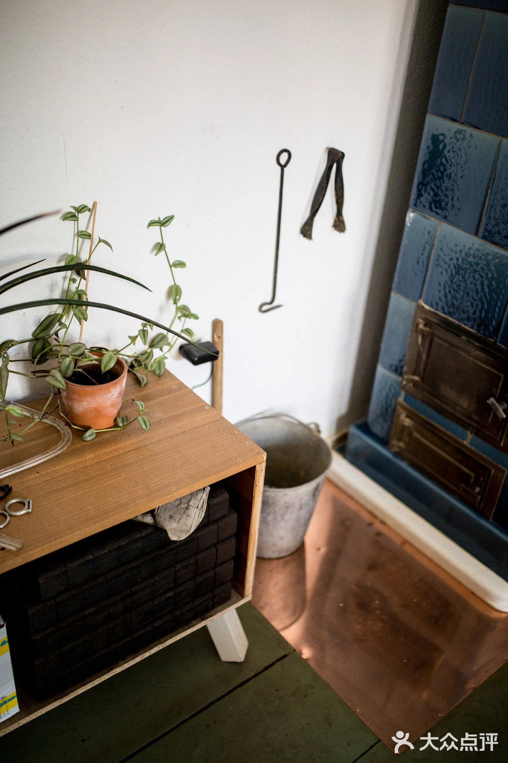 这个用旧家具翻新的老破小充满着温度和人情味