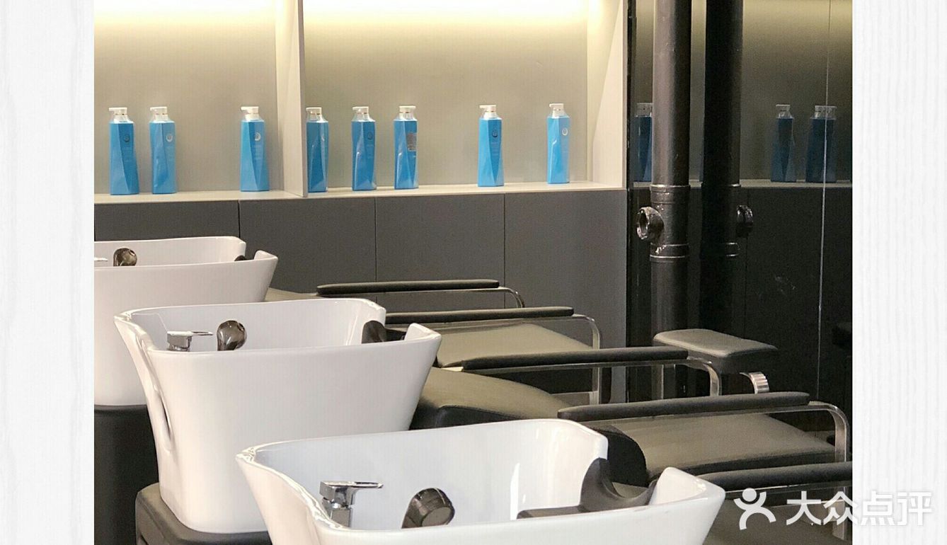 二是新店开业有活动，办会员卡的话首次消费可以打五折