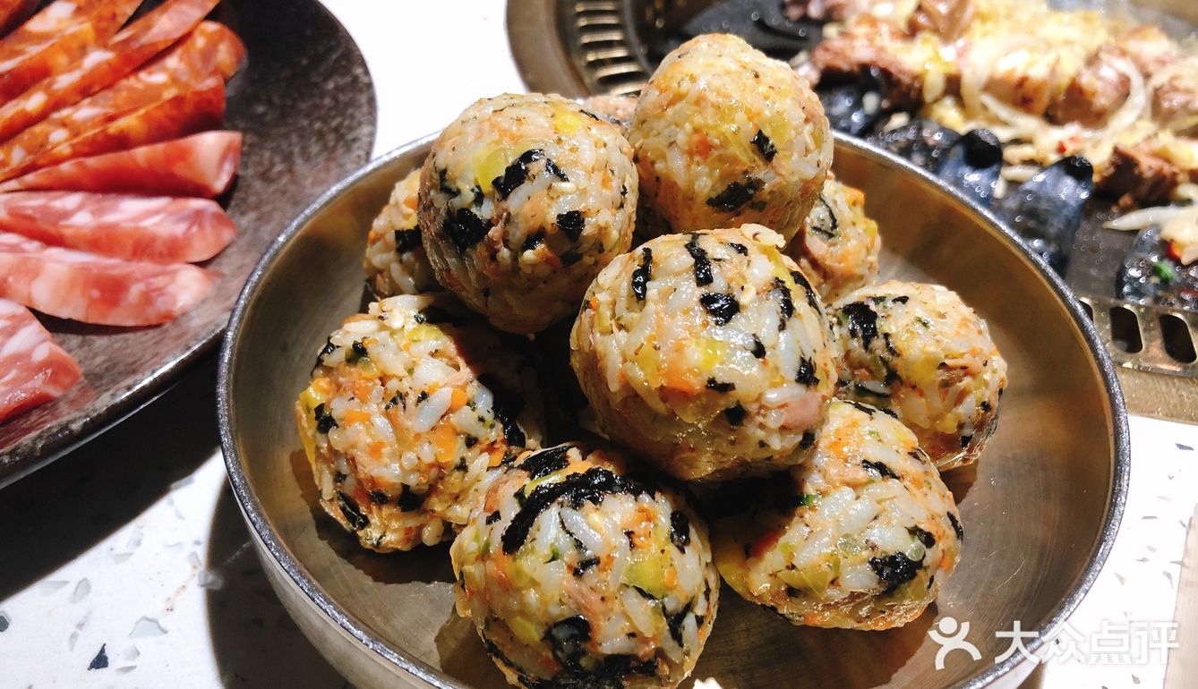 金枪鱼饭团揉的我好开心坐在那里自己做手工