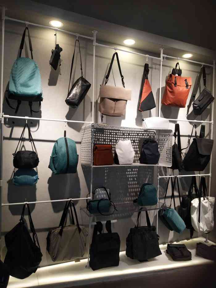 哇吲(wow-in)这家店在之心城二楼,这个品牌的包包我第一次看到就喜欢