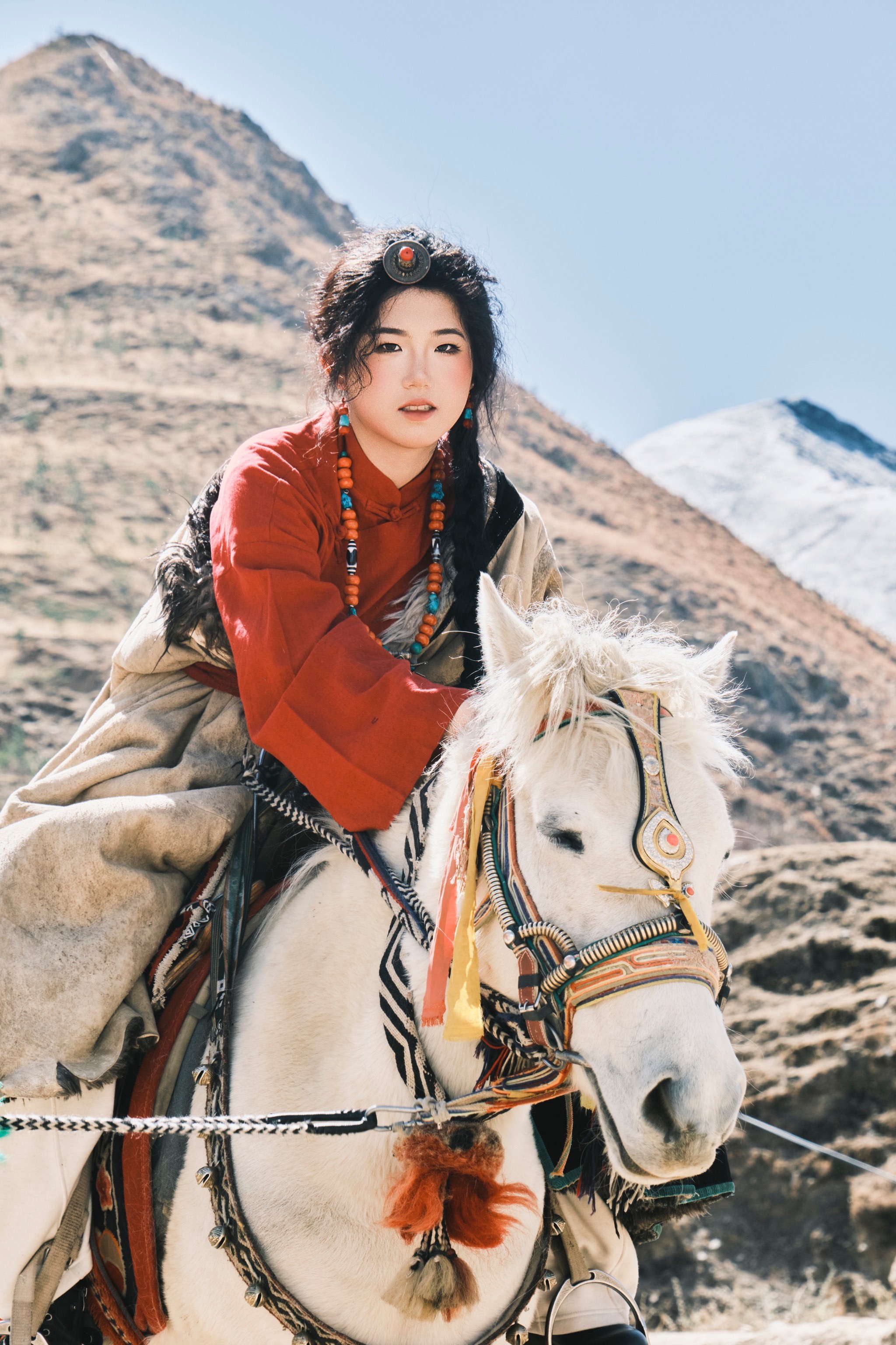 抱着小羊羔的牧羊女