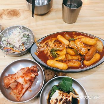 部队火锅够3个人吃的。赠送的小菜也很好吃，特别是豆腐