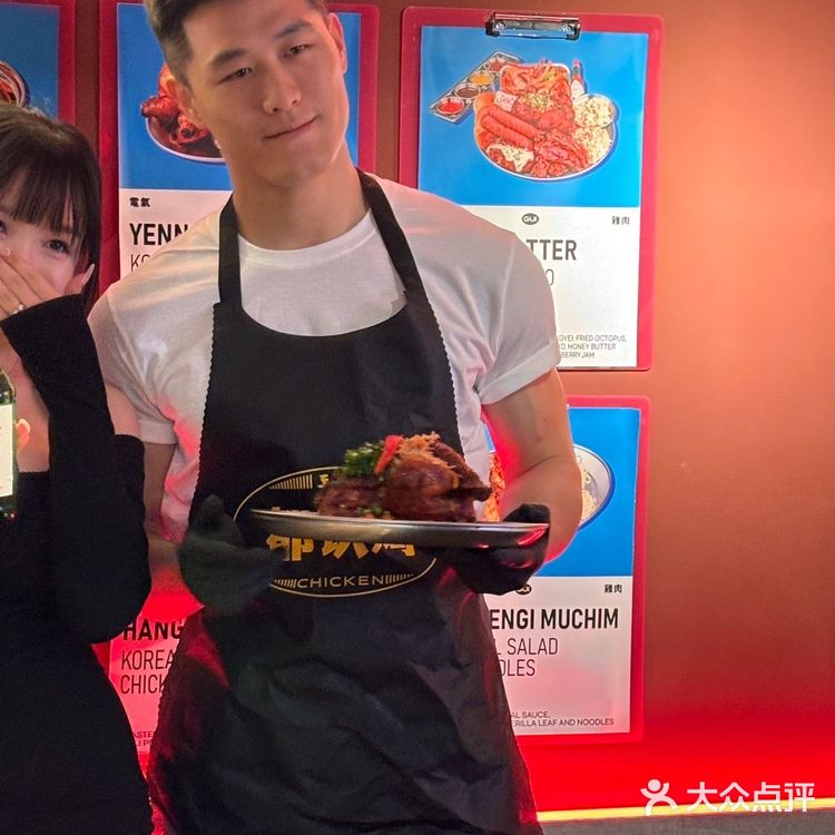 哇谁懂啊在广州两个猛男服务生陪我吃韩国烤鸡🥰