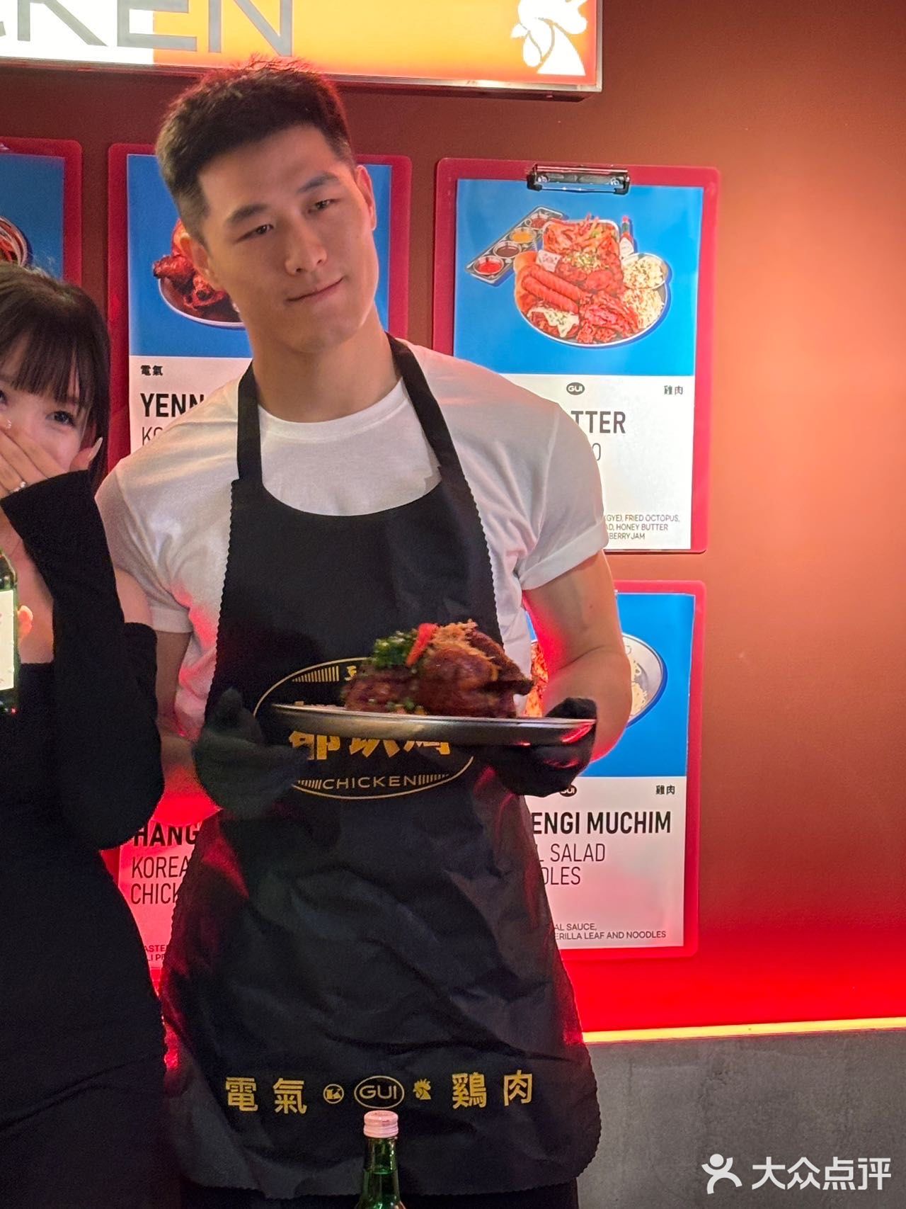 哇谁懂啊在广州两个猛男服务生陪我吃韩国烤鸡🥰