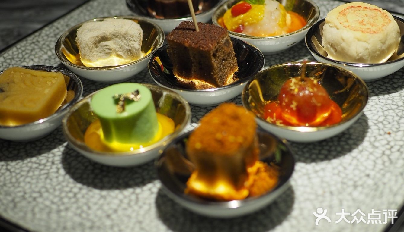 一边吃饭一边欣赏舞蹈，不香吗[胜利]