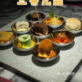 一边吃饭一边欣赏舞蹈，不香吗[胜利]