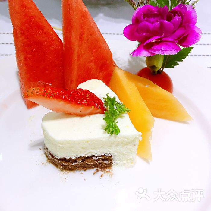 t8法式铁板料理江景餐厅草莓蛋糕图片-北京西餐-大众点评网