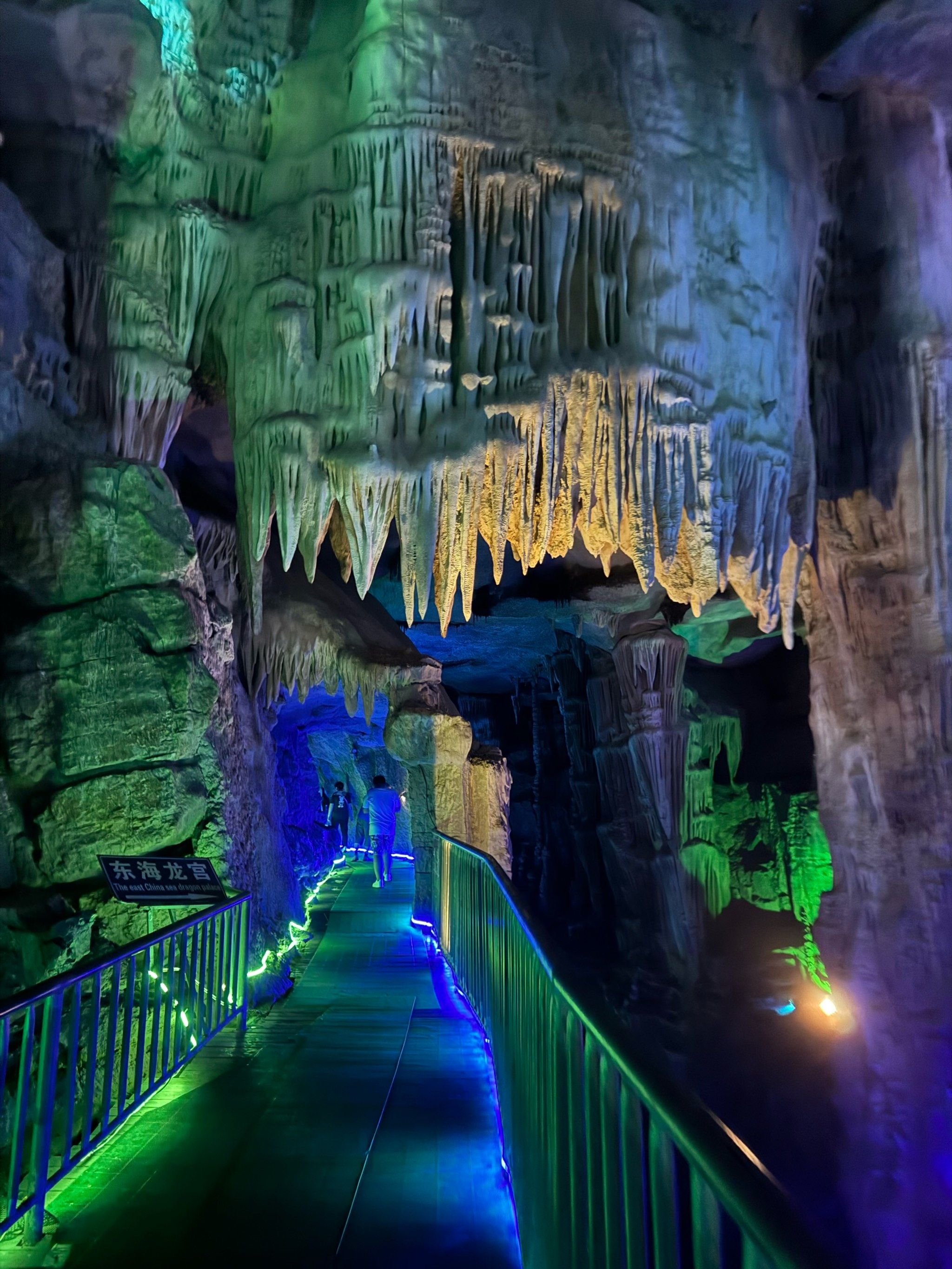 灯光下的溶洞,美得像画